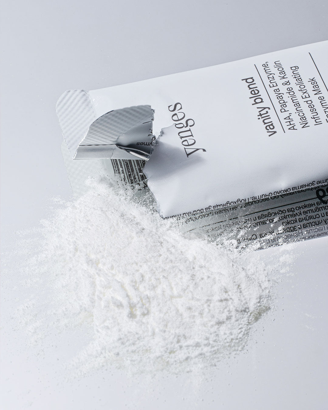 Vanity Blend еЕднократна ексфолираща ензимна маска на прах с AHA, каолин и ниацинамид | Yenges