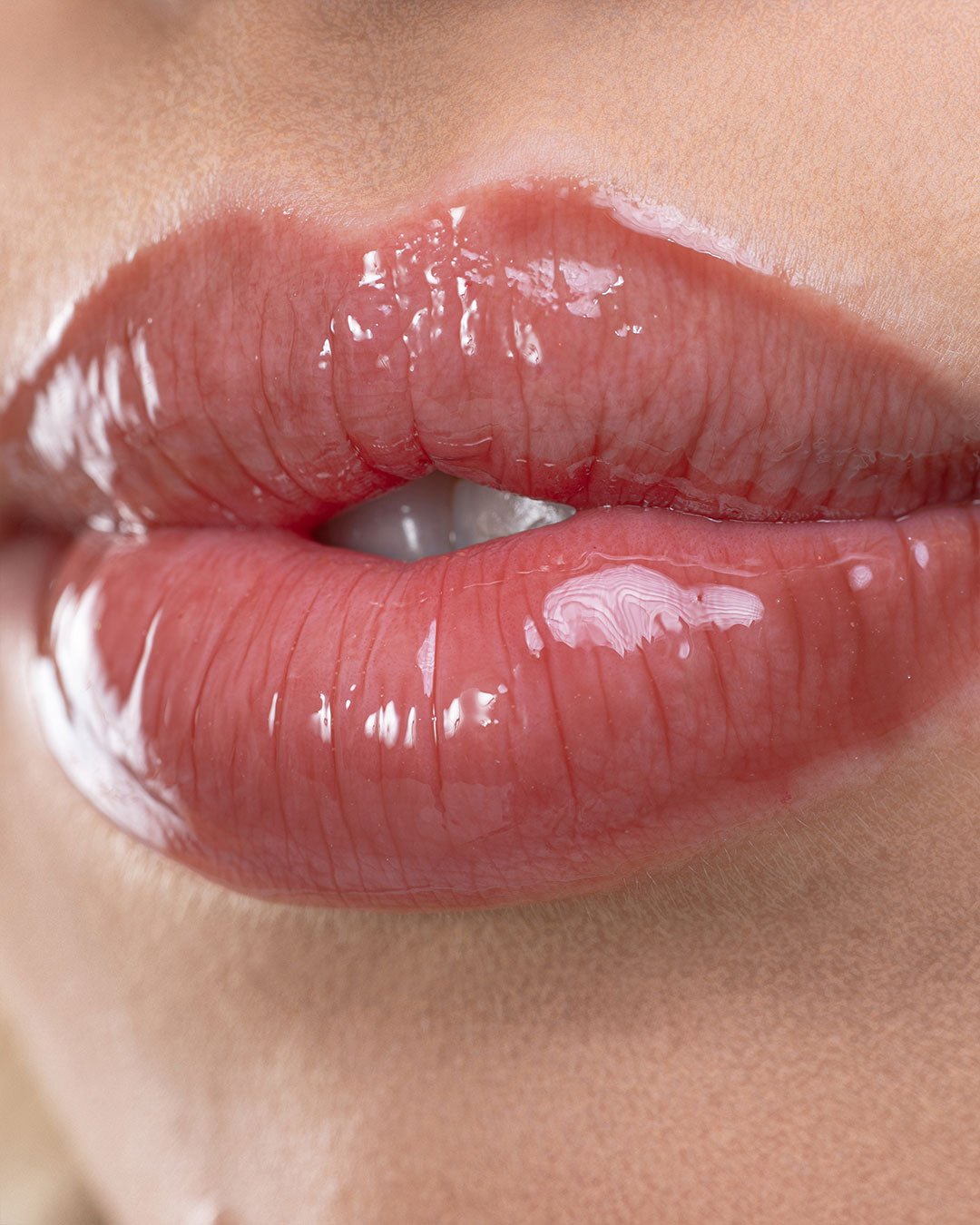 Caramel Kiss гланц за устни с пептиди и Витамин Ц | Yenges